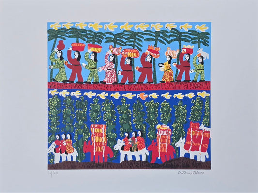 Gravura assinada pessoas andando a cavalo na parte inferior com fundo azul escuro e pessoas andando com baldes na cabeça na parte superior com fundo azul claro Antônio Poteiro 17/100 36X48